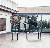 Scultura il Carro Solare di Floriano Ippoliti di fronte